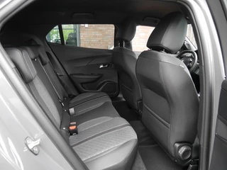 Peugeot e-2008 EV Allure Avantage 54 kWh | Camera rondom | Adaptieve cruise control | Navigatie | Draadloze telefoonoplader | Lichtmetalen velgen | Nieuwe auto | 406KM Actieradius WLTP / 13