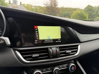 Alfa Romeo Giulia 2.0T Business / 19