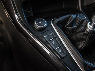 Ford Focus Wagon 1.0 Titanium Edition Xenon | Keyless | Navi | Camera | Stoel+stuurverwarming | Cruise control | PDC v+a / 38