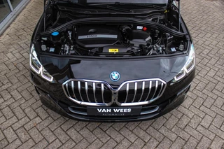 BMW 2-serie Active Tourer 230e xDrive Luxury Line | 1e eigenaar | BTW auto | Driving Assistant | Harman Kardon | 360 camera | Panoramadak | Head-up | M-sportstuur | Keyless entry / 10