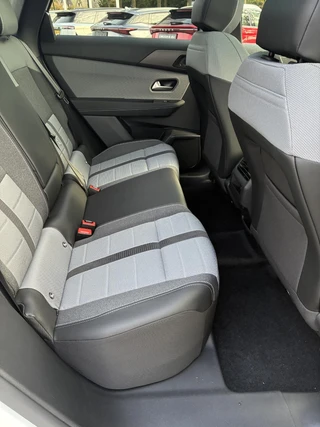 Opel Grandland Electric Business Edition 73 kWh | ECC | Navigatie | Elektrisch glazen panorama-dak | Matrix LED Verlichting | Cruise control | Camera | Winterpakket | 19" LM-Velgen / 20