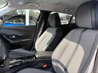 Peugeot e-2008 EV Blue Lease Allure 50 kWh | 97% SoH |Achteruitrijcamera | Navigatie | Trekhaak voor fietsendrager | Navigatie | Cruise Control / 15