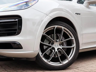 Porsche Cayenne Coupé 3.0 E-Hybrid Pano Achterasbesturing Krijtgrijs Luchtvering Softclose Stoelkoeling SOH 88,7% / 28