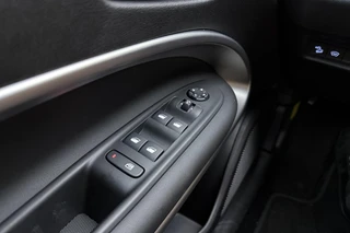 Jeep Avenger Summit 54 kWh | Navigatie | DEMO | 8 jaar speciale garantie | Electrische achterklep | Camera | Stoel- en stuurverwarming | Climate control / 27