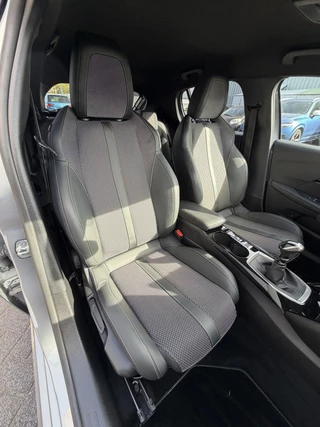 Peugeot 208 100pk GT (Camera - Keyless Entry - Parkeersensoren V+A - LED - Navigatie - Automatische Airco - Draadloos laden - Apple Carplay - 3D Cockpit) / 11