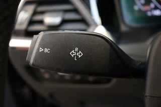 BMW 3 Serie Sedan 330i High Executive M Sport Pakket Automaat  / Live Cockpit Professional / Head-Up Display / Leder / Harman Kardon / LED / Stoelverwarming / Driving Assistant / Achteruitrijcamera / M Sportremsysteem / DAB / Ambiance Verlichting / 35