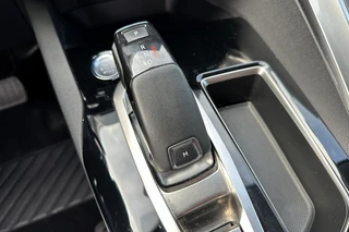 Peugeot 3008 1.2 PureTech Allure / 17