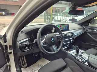 BMW 5-serie Touring 530e M Sport LED CarPlay Elek. Stoelen 100% dealer onderhouden 530e Business Edition Plus / 9