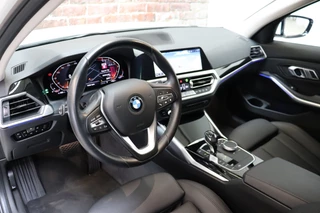 BMW 3 Serie Sedan 318i Executive Sport Line Automaat  / Live Cockpit Professional / Stoelverwarming / Parkeersensoren voor+achter / LED / 18 Inch / DAB / Climate Control / Shadow Line / Extra Getint Glas / Apple CarPlay / Cruise Control / Lichtpakket / 14