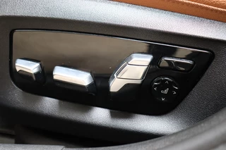 BMW 5 Series Touring 530i High Executive Luxury Line Automaat  / Navigatiesysteem Professional / Panoramadak / Trekhaak / Comfortstoelen / Driving Assistant Plus / Adaptieve LED-koplampen / Hifi / Stuurwielrand Verwarmd / Achteruitrijcamera / Head-Up Display / Stoelverwarming / 33