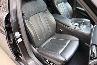 BMW 5 Serie Touring 520i High Executive M Sport Pakket Automaat  / Trekhaak / Panoramadak / Stoelverwarming / Nappa Leder / Comfortstoelen / Achteruitrijcamera / Apple Carplay / Driving Assistant / Cruise Control / Navigatie Professional / Adaptief Onderstel / 19