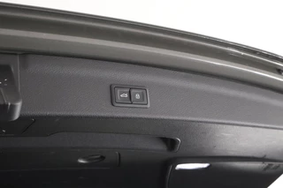 Audi Q3 40 TFSI 190pk quattro edition one Trekhaak Camera Keyless Virtual Cockpit Panoramadak Navigatie S-Line / 55