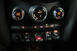 MINI Cooper Hatchback Chili Serious Business 3 deurs / Navigatiesysteem / Leder / John Cooper Works Exterieurpakket / Lichtpakket / Extra Getint Glas / Climate Control / Parkeersensoren / LED / Bluetooth / Cruise Control / Sportstoelen / 17 Inch / 24