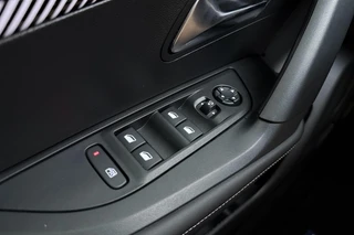 Peugeot 2008 1.2 Turbo 100 Allure | Draadloos Apple Carplay/Android Auto | Parkeersensoren | Privacy Glass | Lichtmetalen velgen | / 17