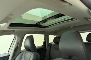 Volvo XC60 2.0 T5 FWD Ocean Race 245pk | Panoramadak | Elektrische stoelen | Verwarmde voorruit | Stoelverwarming | Handsfree kofferklep | Camera | Lederen bekleding | Afneembare trekhaak | 1.600kg trekgewicht | NL auto / 22