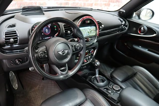 MINI Clubman Cooper S Chili Serious Business Automaat / Navigatiesysteem Professional / Panoramadak / Trekhaak / Leder / 19 Inch / Driving Assistant / Lichtpakket / Achteruitrijcamera / Climate Control / Harman Kardon / Stoelverwarming / 15