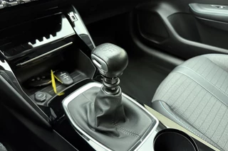 Peugeot 208 PureTech 100pk Allure Pack | Navigatie | Trekhaak | Achteruitrijcamera | Stoelverwarming | Climate control | Cruise control | Apple Carplay/Android Auto | Lichtmetalen velgen / 28