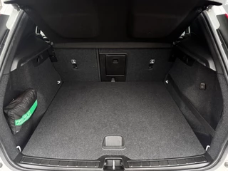 Volvo XC40 1.5 T3 Momentum Pro | NL-Auto | Elek. Achterklep | Parkeersensoren | Navigatie / 24