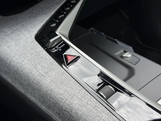 Peugeot e-3008 Launch Edition Dual Motor 73 kWh 325PK Automaat Navigatie, Rondomzichtcamera, Keyless, Panoramadak, Stoel & Stuurwielverwarming, Apple Carplay, Android Auto / 46
