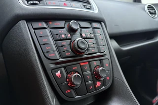 Opel Meriva 1.4 Turbo Cosmo | Navigatie | Trekhaak | Parkeersensoren | Climate control | Hoge instap | Extra getint glas | Lichtmetalen velgen / 24