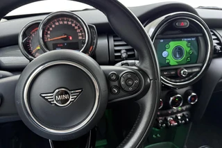 MINI 5-Deurs 1.5 Cooper 60 Years Edition Automaat | Navigatie | Climate control | Parkeersensoren |5 Deurs | Lichtmetalen velgen black | Keyless / 19