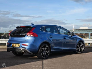 Volvo V40 2.0 D3 150 PK Business Sport R-Design Panoramadak Harman Kardon LED Standkachel Trekhaak Stoelverwarming 18" / 4