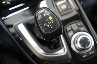BMW 2 Series Active Tourer 218i Executive Automaat  / Trekhaak / Parkeersensoren / Stoelverwarming / Navigatie / Cruise Control / Bluetooth / Climate Control / LED / Sportstoelen / Multifunctioneel Stuurwiel / 17 Inch / 20