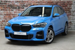 BMW X1 sDrive18i High Executive M Sport Pakket Automaat / Navigatiesysteem Professional / Panoramadak / 18 Inch / LED / Stoelverwarming / Achteruitrijcamera / Extra Getint Glas / Harman Kardon / Shadow Line / Parkeersensoren voor+achter