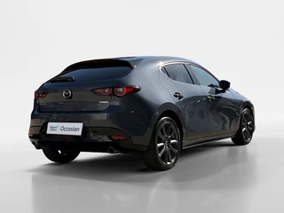 Mazda 3 2.0 e-SkyActiv-G M Hybrid 122 Comfort met Bose | Apple Carplay / Android Auto | Navigatiesysteem | Licht + Regensensor | Elektrisch Verstelbare Bestuurderstoel  | Stoel + Stuurverwarming | Parkeersensoren Voor + Achter | Camera Achter | 18"Lichtmetalen velgen | Lederen Bekleding | Cruise Control Adaptief / 6