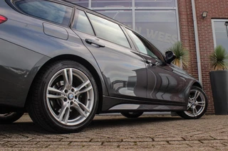 BMW 3-serie Touring 318i Corporate Lease Executive | M Sport pakket | Stoelverwarming | LED | Navigatie Professional | Bluetooth | Sportstoelen | M-sportstuur | PDC | Shadow Line / 44