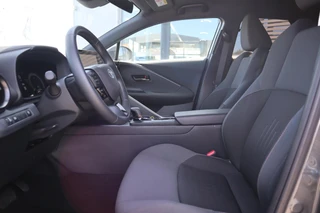Toyota C-HR HYBRID 140 DYNAMIC ANDROID/APPLE AD-CRUISE PRIVACY-GLASS PARK-SENSOREN KEYLESS 18"LMV BLISS NL-AUTO / 17