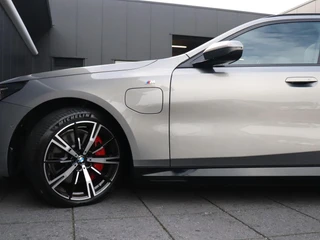BMW 5-serie Touring 550e xDrive M-SPORT PRO | LEDER | PANO-DAK | HEAD-UP | LEDER | BOWERS & WILKINS | TRAVEL-PAKKET | SURROUND PAKKET | INNOVATIE-PAKKET | ( NWPRIJS 105.000,- ) | SOH 97.4% | / 23