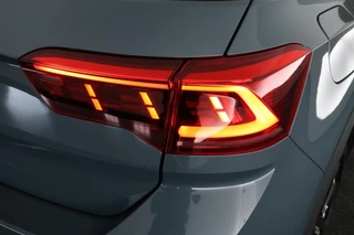 Volkswagen T-Roc 1.5 TSI 150pk DSG R-Line Business+ Black Style Trekhaak Camera Beats Stoelverwarming LED Navigatie / 38