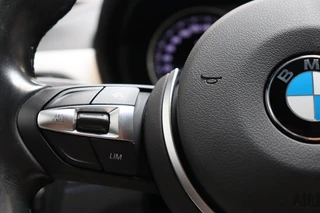 BMW X1 sDrive18i High Executive M Sport Pakket Automaat  / Navigatiesysteem Professional / Panoramadak / 18 Inch / LED / Stoelverwarming / Achteruitrijcamera / Extra Getint Glas / Harman Kardon / Shadow Line / Parkeersensoren voor+achter / 29