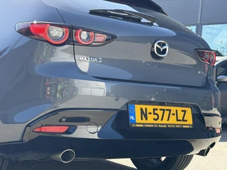 Mazda 3 2.0 e-SkyActiv-G M Hybrid 122 Comfort met Bose | Apple Carplay / Android Auto | Navigatiesysteem | Licht + Regensensor | Elektrisch Verstelbare Bestuurderstoel  | Stoel + Stuurverwarming | Parkeersensoren Voor + Achter | Camera Achter | 18"Lichtmetalen velgen | Lederen Bekleding | Cruise Control Adaptief / 12