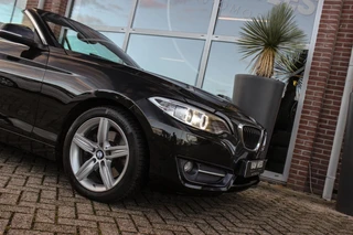 BMW 2-serie Cabrio 220i Sport | Origineel NL | Cruise control | Stoelverwarming | Xenon | Sportstoelen | HiFi audio | Navigatie Professional | Sportstuur | Chrome Line | Keyless entry / 40