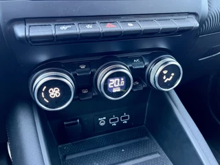 Renault Captur 1.3 TCe 160 EDC R.S. Line  | Automaat | All Seasons | Navigatie | Groot Scherm | Achteruitrijcamera + Parkeersensoren | Draadloze Telefoonlader | Climate Control | Luxe Pook | Apple CarPlay/Android Auto / 32