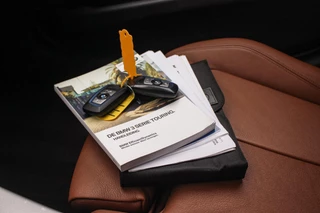 BMW 3-serie Touring 318i Centennial Executive M-sport | 2e eigenaar | HiFi audio | Navigatie | Bluetooth | Climate control | M-sportstuur | Cruise control | PDC | 18 inch | Trekhaak / 37