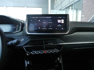 Peugeot e-2008 EV Allure 54 kWh | tot 406km WLTP range | SOH 96% | Parkeersensoren voor + achter | Draadloos Apple Carplay/Android Auto | Cruise Control | Privacy Glass / 21