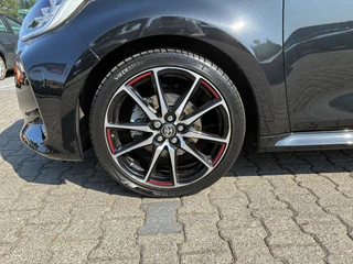 Toyota Yaris 1.5 Hybrid GR SPORT PANODAK STOEL/STUURVERW JBL-AUDIO HEAD-UP 18'' LM-VELGEN PARK-SENSOREN NAVI KEYLESS CAMERA APPLE/ANDROID NL-AUTO 1E-EIG / 32