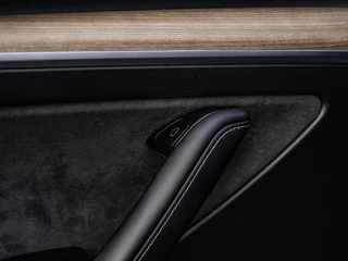 Tesla Model Y RWD 58 kWh LFP | SOH 90,1% | Trekhaak | Panoramadak | AMD Ryzen | Zwart Leder | Warmtepomp | 20" | Eerste eigenaar! / 40