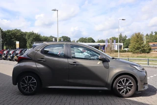 Toyota Yaris 1.5 HYBRID DYNAMIC LED LMV-16" APPLE/ANDROID KEYLESS NAVI ALL-SEASON DEALER ONDERHOUDEN / 7