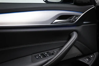 BMW 5-serie Touring 530e xDrive M-Sport | LEDER | STOELVERWARMING | TREKHAAK | 19" / 32
