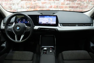 BMW X1 sDrive20i Executive Automaat  / Navigatiesyteem / Panoramadak / Achteruitrijcamera / DAB / Extra Getint Glas / 17 Inch / Dakdraagsysteem / Travelpack / DAB / Sportstoelen / Parkeersensoren voor+achter / 15