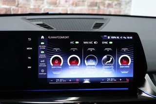 BMW X1 sDrive18i High Executive Automaat  / Widescreen Display / Stoelverwarming / Leder / Climate Control / Driving Assistant Plus / Cruise Control / Leder / Achteruitrijcamera / 17 Inch / Adaptieve LED koplampen / 23