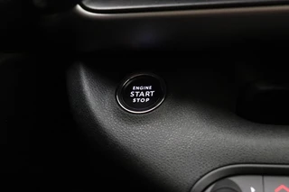 Jeep Avenger Altitude 54 kWh | Adaptive Cruise control | Climate control | Camera | 18" Lichtmetalen velgen | Getint glas | Keyless | Bluetooth | Draadloze telefoonlader / 31