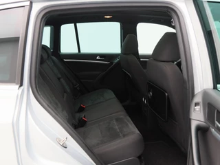 Volkswagen Tiguan 1.4 TSi R-Line Edition 125 Pk | Panoramadak | Trekhaak | Camera | Cruise Control | Climatronic | Navigatie | 18 Inch / 35