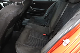 BMW 1 Series 118i Executive M Sport Pakket 5 deurs / Navigatie Professional / LED / Trekhaak / 18 Inch / Climate Control / Hifi / Parkeersensoren / Cruise Control / Extra Getint Glas / Bluetooth / Shadow Line / 15