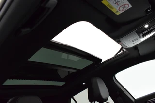 Volkswagen T-Roc 1.5 TSI 150pk DSG R-Line Business+ Black Style Trekhaak Camera IQ.Light Panoramadak Virtual Cockpit Navigatie / 40