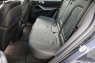 BMW X5 xDrive45e High Executive xLine Automaat  / Panoramadak / SOH 82% / Live Cockpit Professional / Trekhaak / Luchtvering / Stoelventilatie / Personal CoPilot Pack /  Comfortstoelen / Nappa Leder / Harman Kardon / Stoelverwarming / Head-Up Display / Active Steering / Individual Dashboard Leder / 16